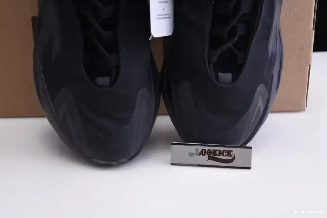 hype Yeezy 700 Black MNVN Boost Adidas Triple FV4440 0522